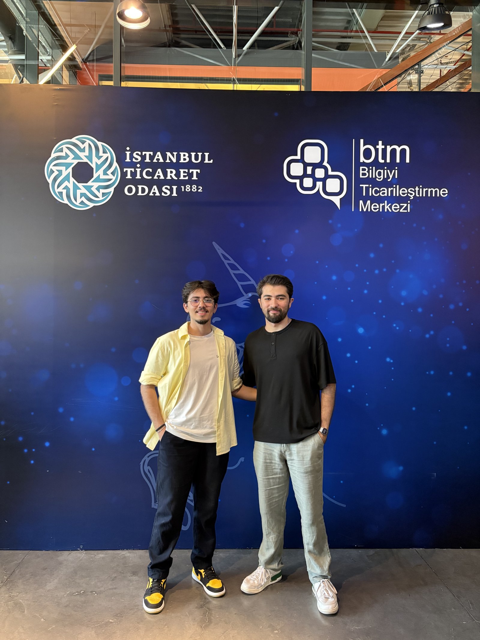 Plan Defteri kurucuları, İstanbul Ticaret Odası Bilgiyi Ticarileştirme Merkezi'nin BTM duvarı önünde